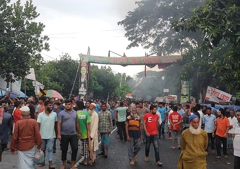 Leaders and activists of Awami League and its associate organisations blocked Dhaka-Khulna highway in Golapganj